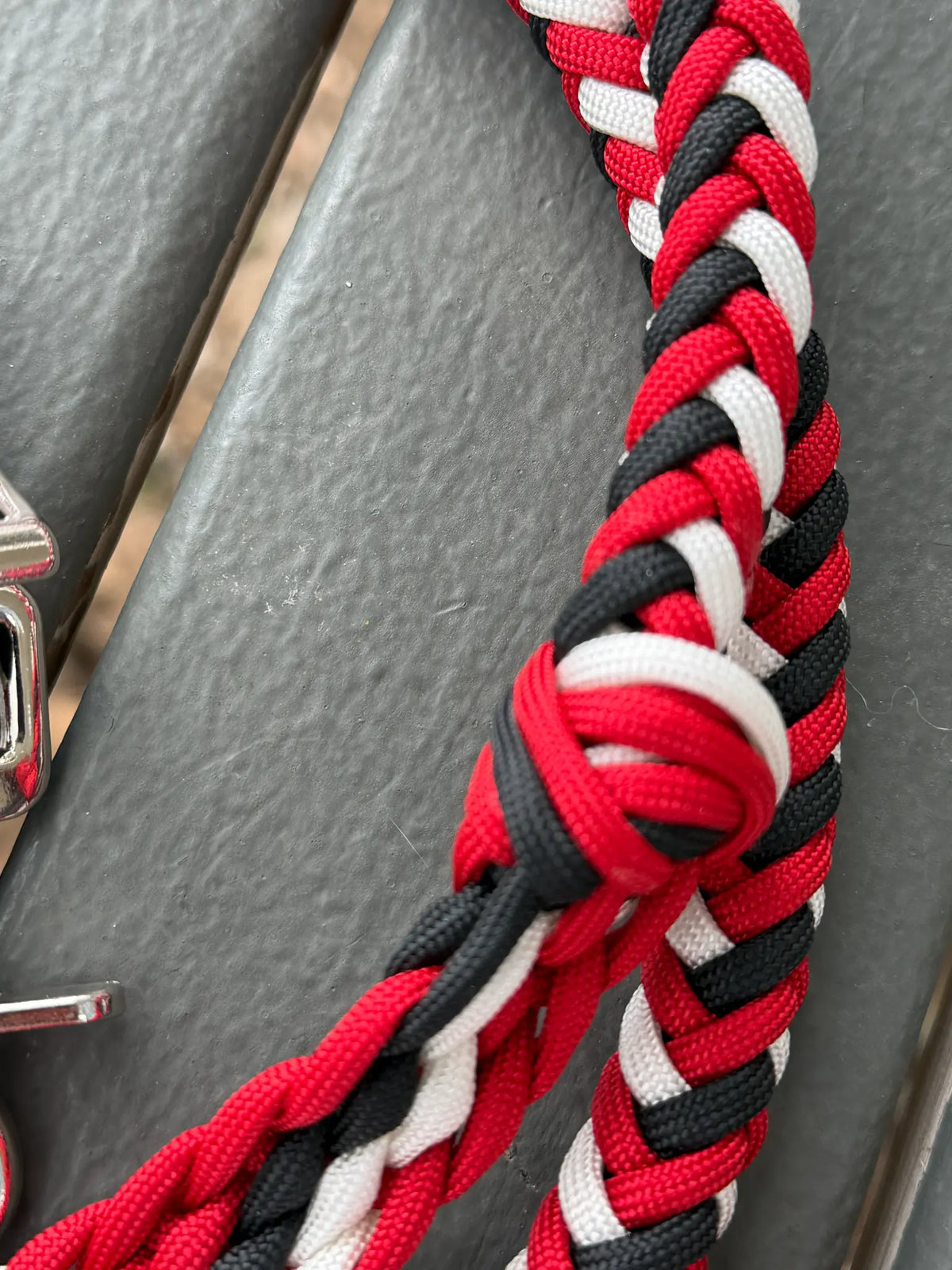 Close-up of the black, white and red stabiliser rein braid and bar3H knot